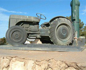 Ferguson Tractor Monument - Lightning Ridge Tourism 0