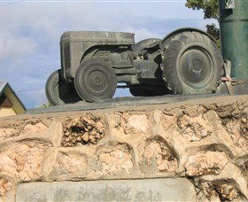 Ferguson Tractor Monument - Lightning Ridge Tourism 3