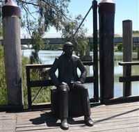 Captain John Egge Statue - Lightning Ridge Tourism