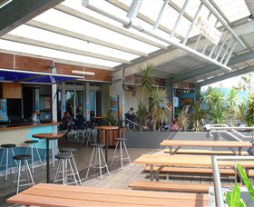 Beachfront Hotel - Lightning Ridge Tourism 1