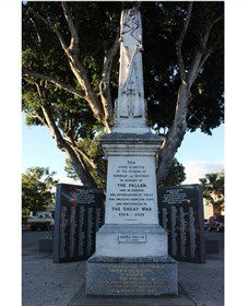 Emerald War Memorial - Lightning Ridge Tourism 1