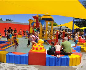 Holland Park Swimming Pool - Lightning Ridge Tourism 0