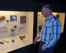 Big Fish Fossil Hut At Peak Hill - Lightning Ridge Tourism 1