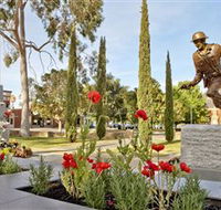 Private Robert Mactier Statue - Lightning Ridge Tourism