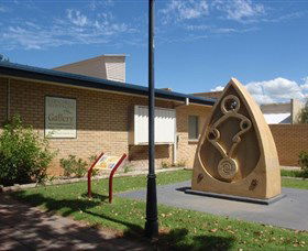 Chinchilla White Gums Art Gallery - Lightning Ridge Tourism 0