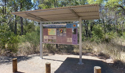 Deriah Aboriginal Information Bay - Lightning Ridge Tourism 0