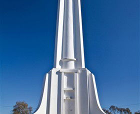 Monument Hill - Lightning Ridge Tourism 2