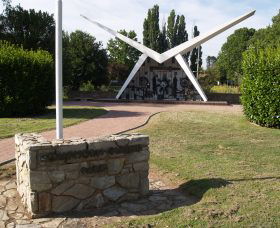 Southern Cloud Memorial - Lightning Ridge Tourism 0