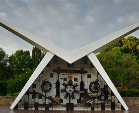 Southern Cloud Memorial - Lightning Ridge Tourism 2