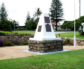 Dunwich War Memorial - Lightning Ridge Tourism 0