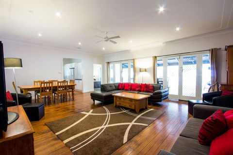 The Retreat Port Stephens - Lightning Ridge Tourism 0