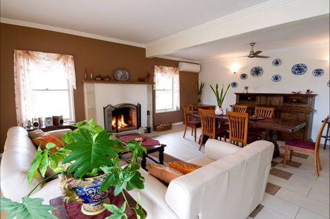 Villa Cavour Bed And Breakfast - Lightning Ridge Tourism 4