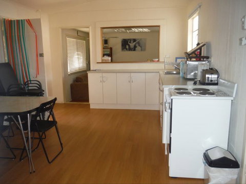 Aljaka - Lightning Ridge Tourism 0