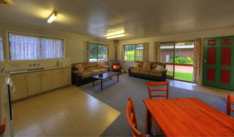 Bunya Mountains Getaway Accommodation - Lightning Ridge Tourism 2