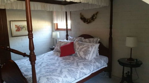 Girraween Country Inn - Lightning Ridge Tourism 1