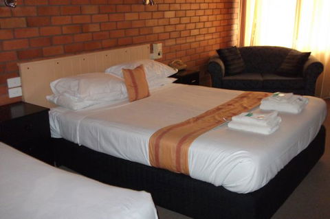 Hilldrop Motor Inn - Lightning Ridge Tourism 0