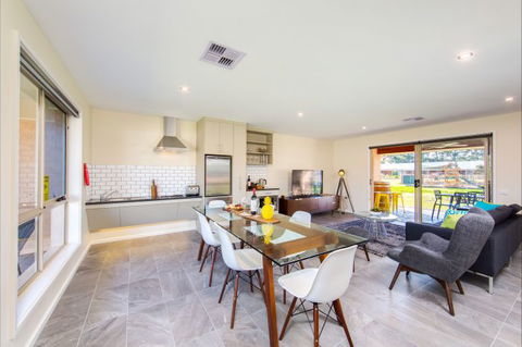 Howlong Golf Resort - Lightning Ridge Tourism 0