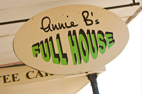 Annie B's Full House - Lightning Ridge Tourism 1