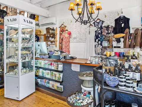 Bombo Clothing Co And The Bombo Gallery - Lightning Ridge Tourism 0