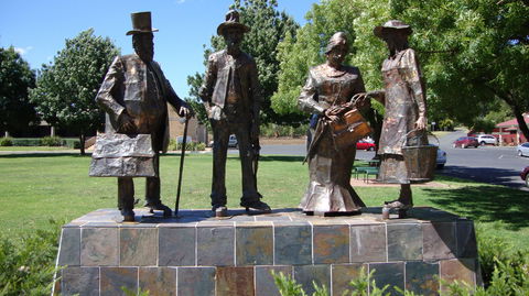 Dad, Dave, Mum And Mabel - Lightning Ridge Tourism 2