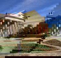Embassy Drive - Lightning Ridge Tourism