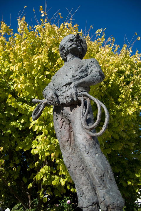 Alexander Cameron Statue - Lightning Ridge Tourism 1