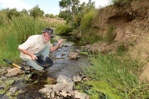 Gold Panning, Deep Creek - Lightning Ridge Tourism 0