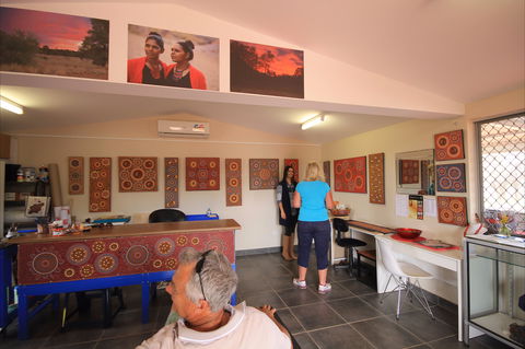 Kathleen Buzzacott Art Studio - Lightning Ridge Tourism 1