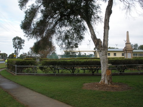 McConnell Park And Toogoolawah War Memorial - Lightning Ridge Tourism 1