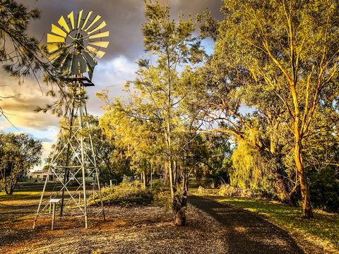 Windmill Walk - Lightning Ridge Tourism 1