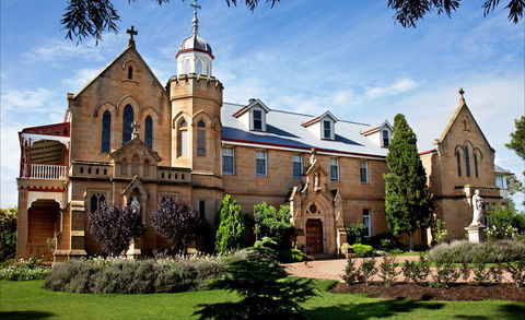 Abbey Of The Roses - Lightning Ridge Tourism 0