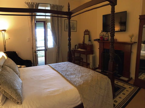 Abbey Of The Roses - Lightning Ridge Tourism 1