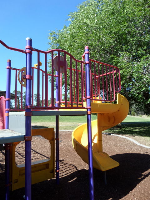 Fadden Pines Playground - Lightning Ridge Tourism 2