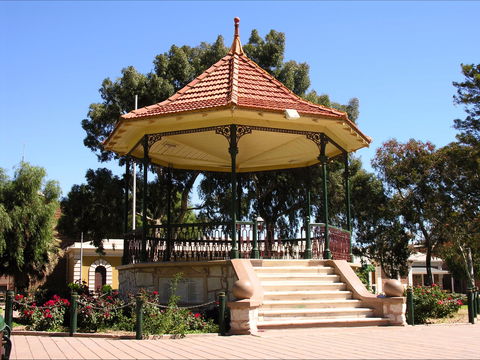 Gladstone Square - Lightning Ridge Tourism 0