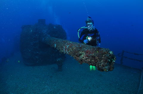 HMAS Brisbane Dive Site - Lightning Ridge Tourism 1