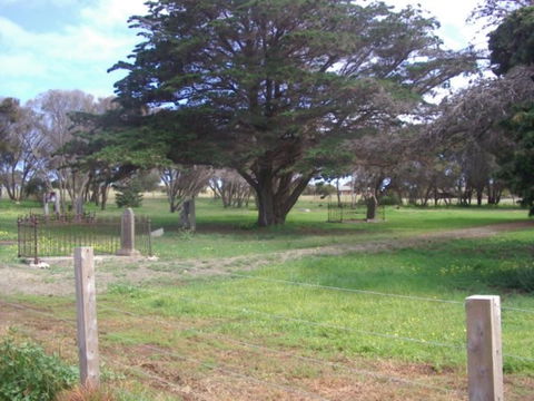 Old Cemetery Kingscote - Lightning Ridge Tourism 0