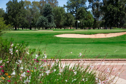 Howlong Golf Resort - Lightning Ridge Tourism 0