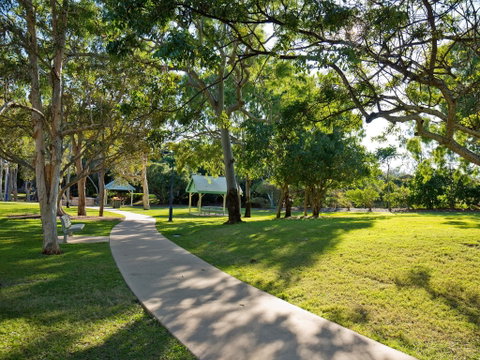 Millennium Esplanade And Tannum Sands Beach - Lightning Ridge Tourism 0