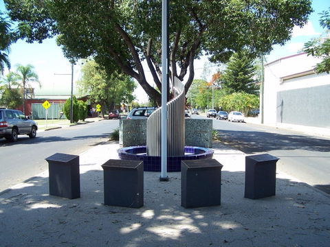 Emerald War Memorial - Lightning Ridge Tourism 0