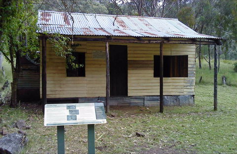 Scutts Hut - Lightning Ridge Tourism 0