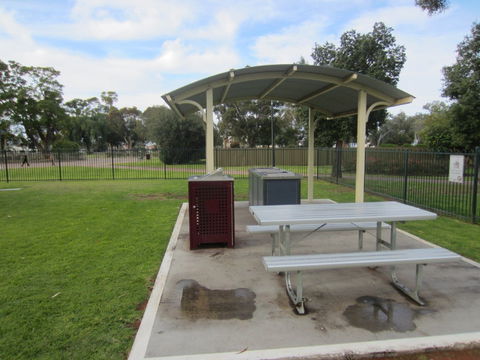 Sturt Park Reserve And Titanic Memorial - Lightning Ridge Tourism 0