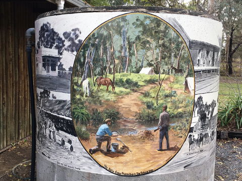 Tatong Tavern Water Tank - Lightning Ridge Tourism 0
