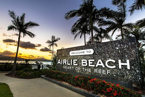 Shared Arrival Transfer: Proserpine Airport To Airlie Beach & Surrounds - Lightning Ridge Tourism 2