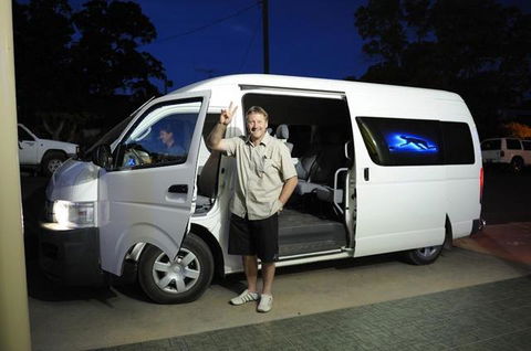 A Friend In Hand - Lightning Ridge Tourism 2