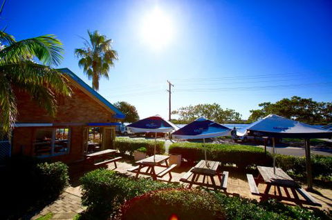 Hadleys Hotel - Lightning Ridge Tourism 1