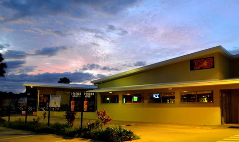 Capricorn Tavern - Lightning Ridge Tourism 3