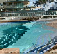 Beachfront Towers - Lightning Ridge Tourism