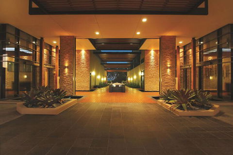 Oaks Redcliffe Mon Komo Suites - Lightning Ridge Tourism 3