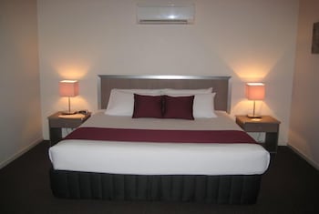 Johnson Road Motel - Lightning Ridge Tourism 3