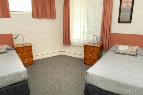 Byron Motor Lodge Motel - Lightning Ridge Tourism 7